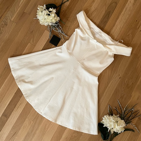 Little White Dress- off the shoulder - Picture 4 of 4